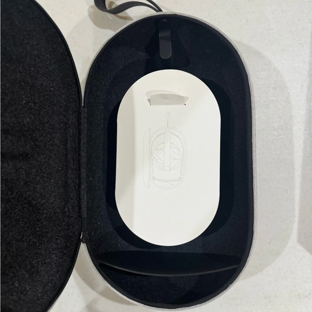Oculus Quest 2 VR Headset with Charging Station and Travel Case